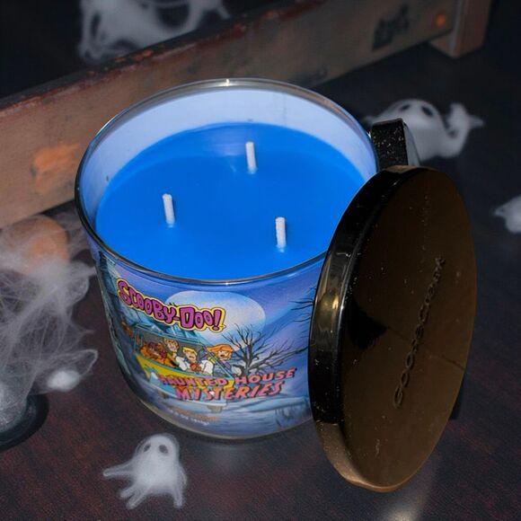 Haunted House Mysteries 3-Wick Scooby-Doo & The Gang Candle Cedar Bergamont - Picture 5 of 6